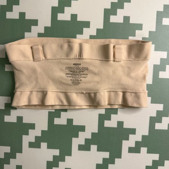 SKIMS Women’s Sculpting Strapless Bra Sand Beige Size Small NWOT - Picture 3 of 5